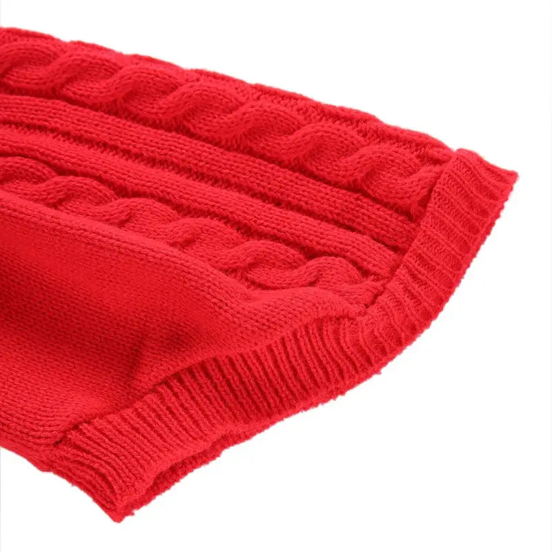 Suéter para perro rojo vibrante con un patrón de punto tipo ochos intrincado y bajo acanalado texturizado hecho de lana cálida, disponible en tallas xs a l.