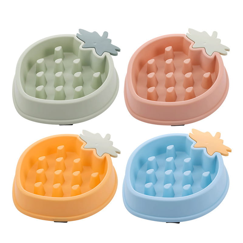 Cuatro cuencos para perros de alimentación lenta con forma de piña de silicona de colores, con acentos de hoja a juego y estrías texturizadas, diseñados como recipientes de plástico para alimentación lenta.
