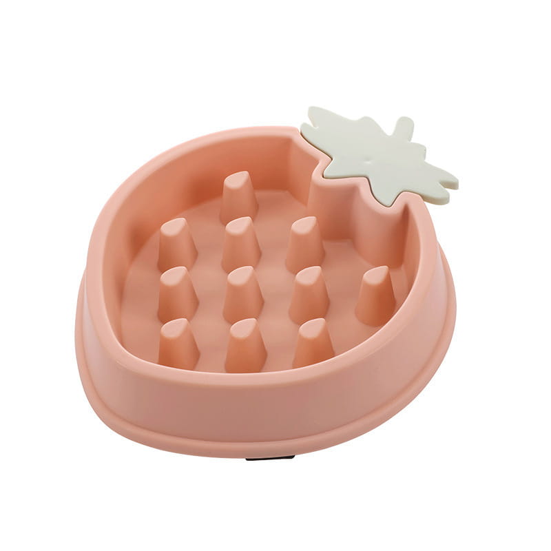 Cuenco para perros de alimentación lenta con forma de fresa de silicona color rosa, con estrías elevadas y acento de hoja blanco, diseñado como recipiente de plástico para mascotas.