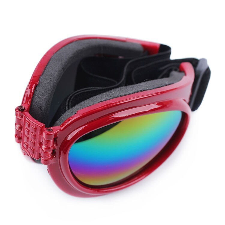 Gafas para perros rojas con acabado brillante, con lentes reflectantes arcoíris, interior acolchado negro, diseño plegable y protección UV para mascotas medianas.