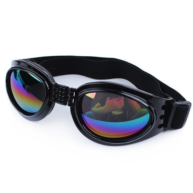 Gafas para perros estilo motocicleta, negras, con lentes con tinte arcoíris iridiscente y una correa elástica flexible, diseñadas para protección UV y comodidad plegable en gafas para mascotas de tamaño mediano.