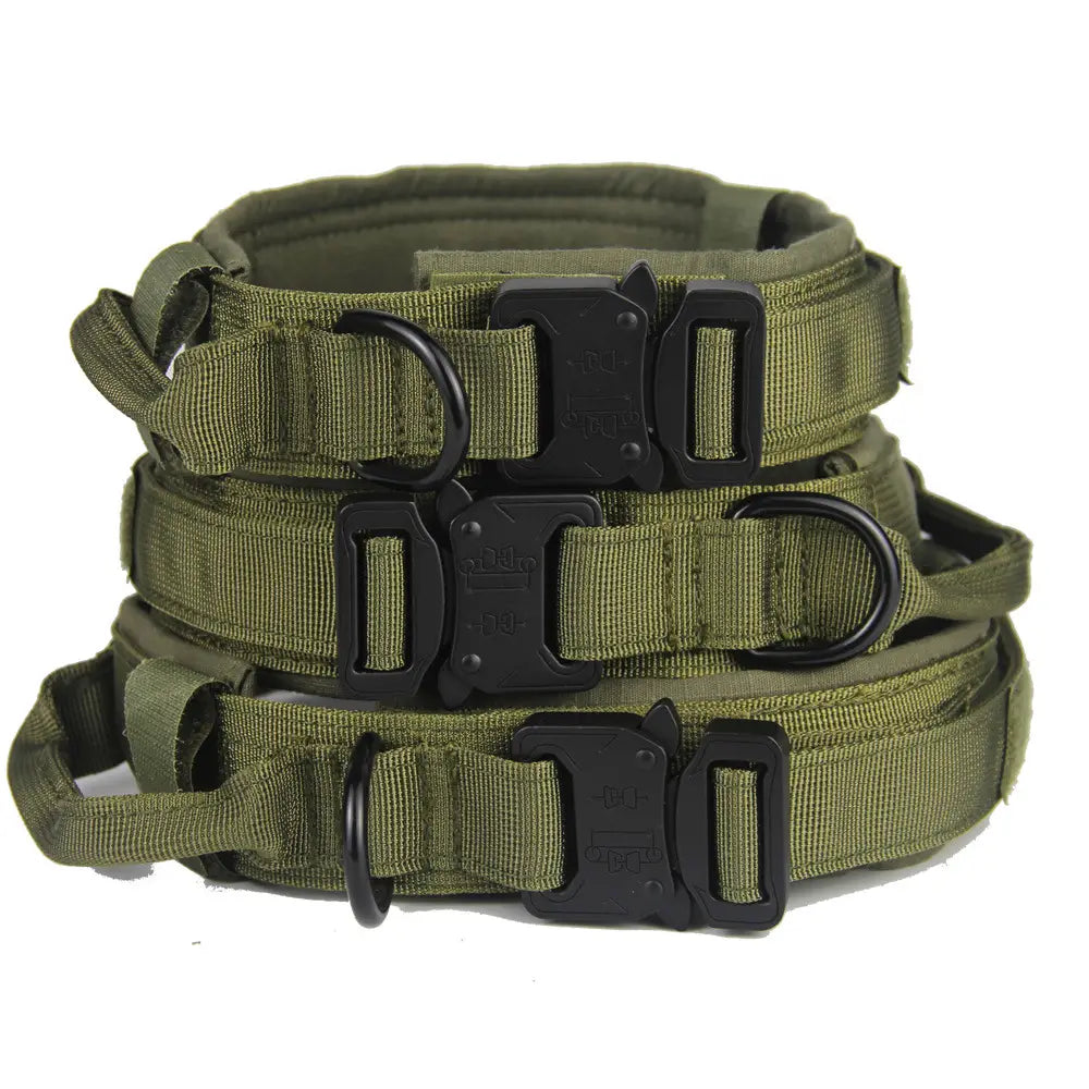 Collier tactique pour chien vert olive fabriqué en nylon 1000D durable, avec des boucles en plastique noires et des anneaux en D métalliques pour un ajustement réglable