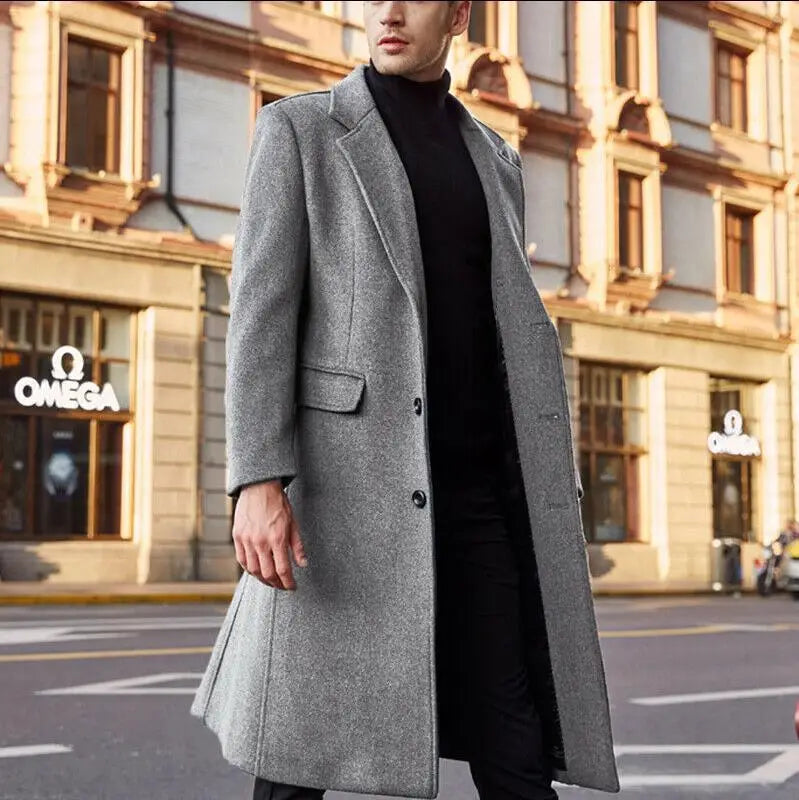 Ein eleganter mittelgrauer Woll-Trenchcoat für Herren mit klassischem Doppelreihen-Design und Kerb-Revers.