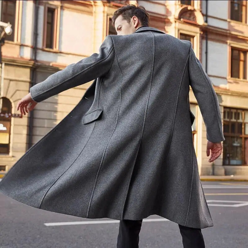 Ein eleganter anthrazitgrauer Woll-Trenchcoat für Herren im klassischen Doppelreihen-Schnitt mit Kerb-Revers.