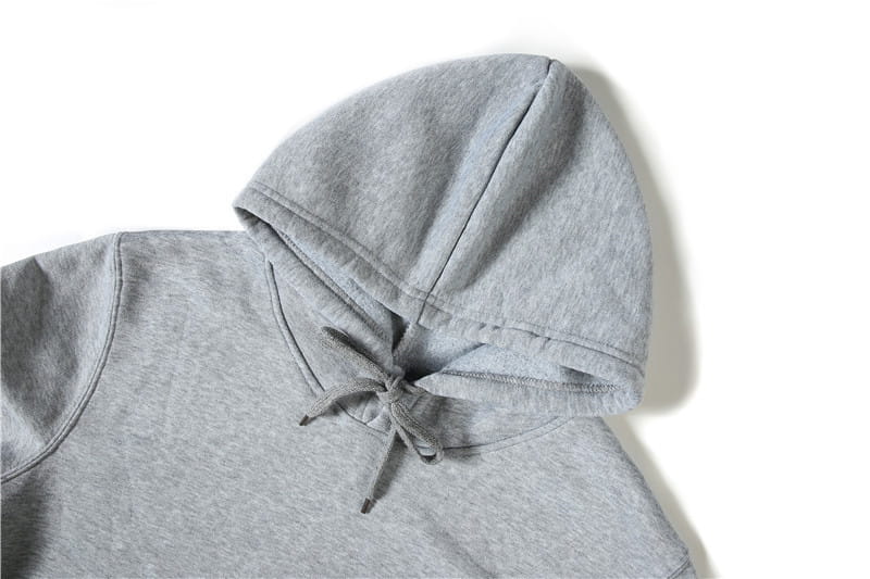 Lil-Peep-Grafikdruck-Kapuzenpullover aus grauem, meliertem, weichem Strickstoff mit passenden Kordeln, die am Halsausschnitt zu einem Knoten gebunden sind.