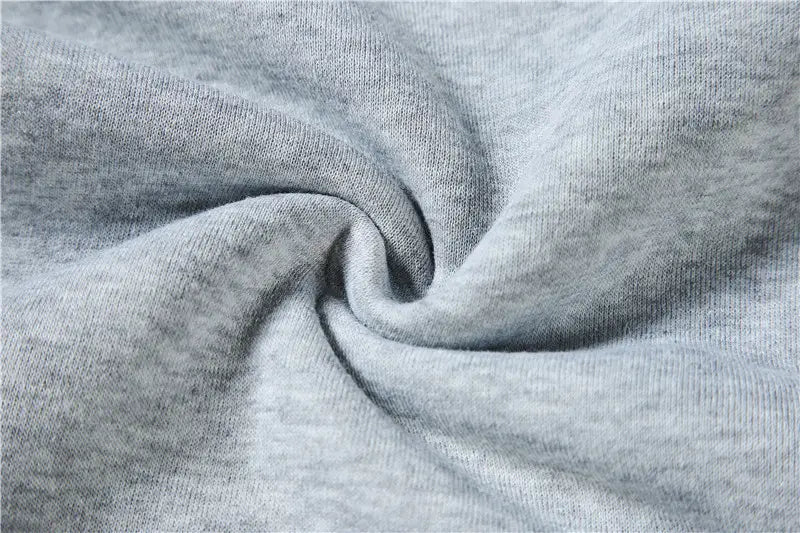 Weicher, grauer melierter Strickstoff mit dezenter Struktur und sanften Falten am Lil-Peep-Grafikdruck-Kapuzenpullover.