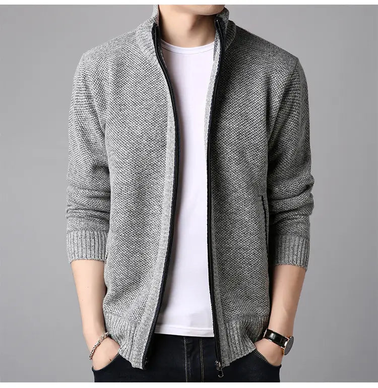 Herren-Zippstrickcardigan mit Stehkragen aus grauem, strukturiertem Strickstoff mit gerippten Bündchen und Saum.