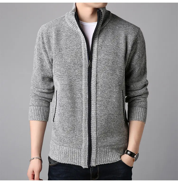 Herren-Zippstrickcardigan mit Stehkragen aus grauem, strukturiertem Strickstoff mit schwarzem Reißverschluss und gerippten Bündchen.