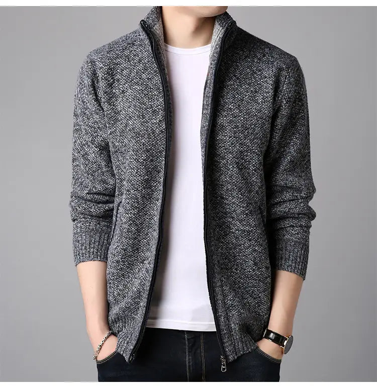 Ein strukturierter grauer Strickcardigan mit Stehkragen und Reißverschluss für Herren mit gerippten Bündchen und Saum.