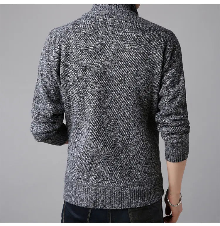 Ein strukturierter grauer Strickcardigan mit Stehkragen und Reißverschluss für Herren mit geripptem Rollkragen und Bündchen.