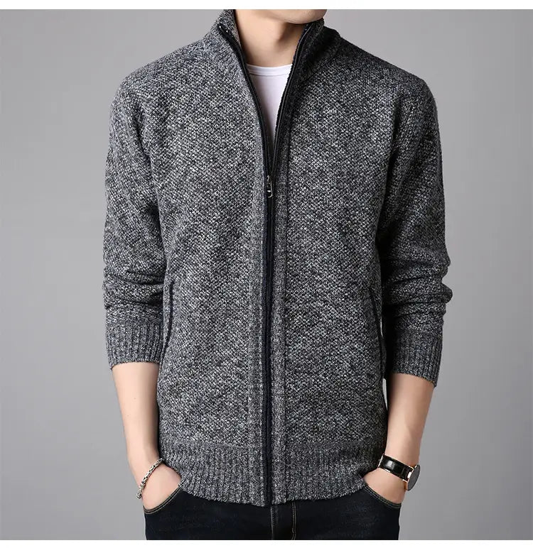 Herren-Zippstrickcardigan mit Stehkragen aus strukturiertem Anthrazitgrau mit gerippten Bündchen und Saum.