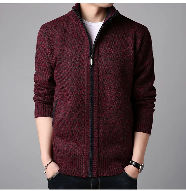 Herren-Zippstrickcardigan mit Stehkragen aus dunkelrotem, strukturiertem Strick mit gerippten Bündchen und Saum.