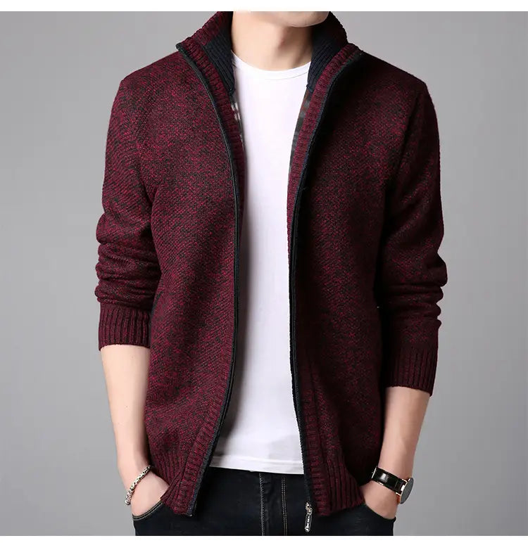 Herren-Zippstrickcardigan mit Stehkragen aus dunkelrotem, strukturiertem Strick mit schwarzem Reißverschluss und gerippten Bündchen.