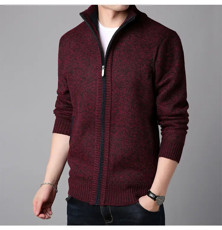 Herren-Zippstrickcardigan mit Stehkragen aus dunkelrotem, strukturiertem Strick mit schwarzem Reißverschluss und gerippten Bündchen.