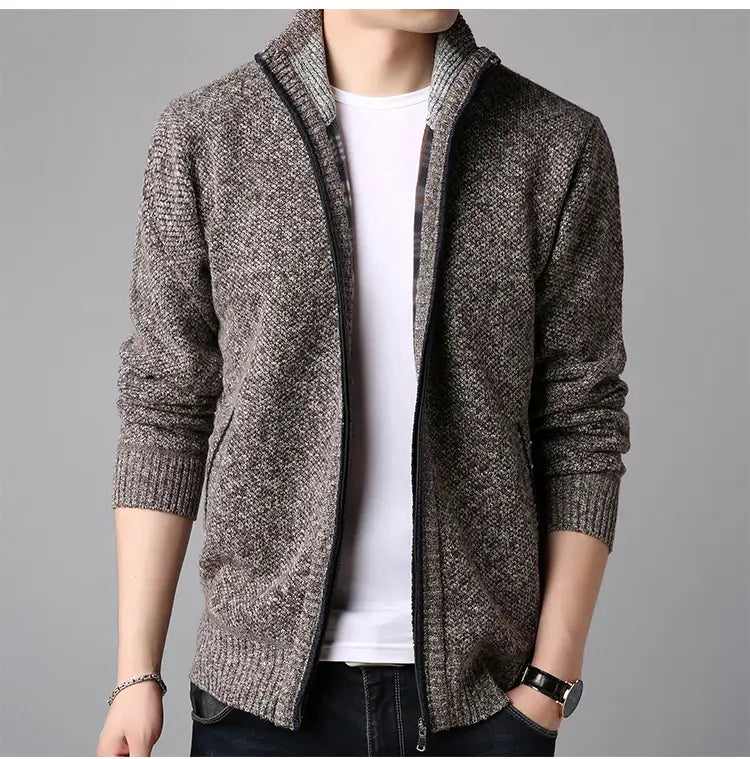 Ein strukturierter grauer Strickcardigan mit Stehkragen und Reißverschluss für Herren mit gerippten Bündchen und Saum.