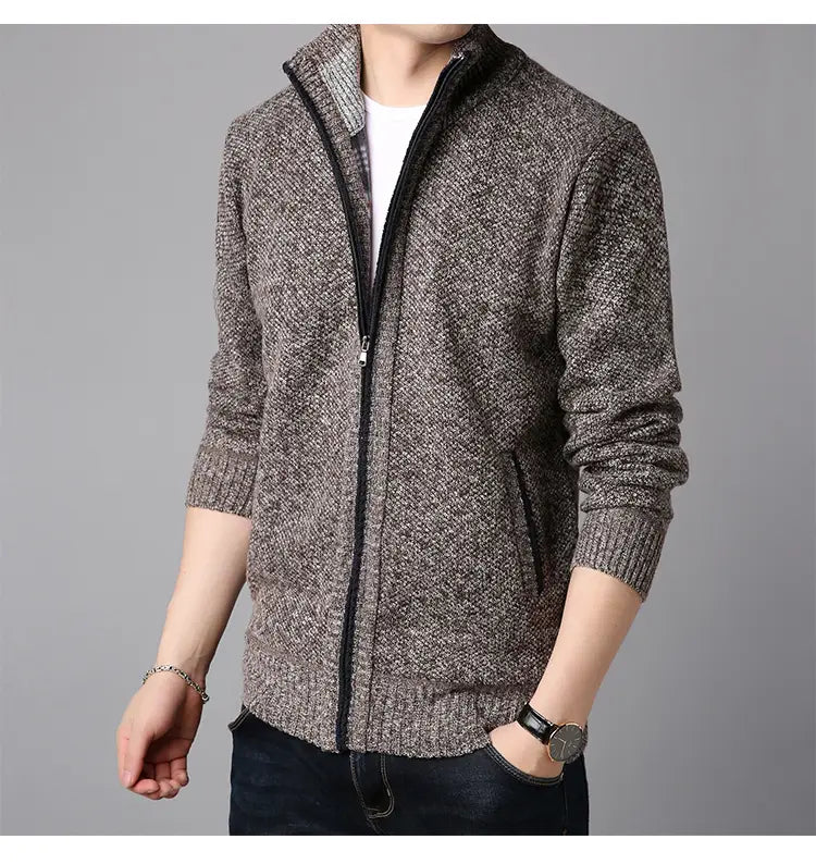 Herren-Zippstrickcardigan mit Stehkragen aus strukturiertem grauem Strick mit gerippten Bündchen und Saum sowie kontrastierendem schwarzem Reißverschluss.