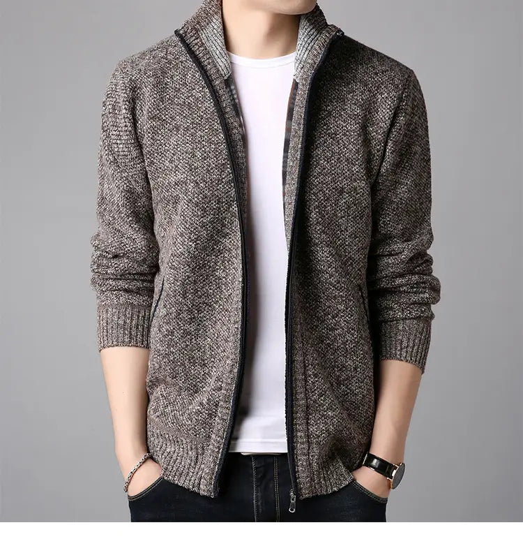 ein strukturierter grauer Strickcardigan mit Stehkragen und Reißverschluss für Herren mit gerippten Bündchen und Saum