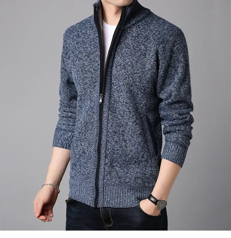 Herren-Zippstrickcardigan mit Stehkragen in Marineblau und grauem meliertem Strick mit gerippten Bündchen, Saum und Kragen.