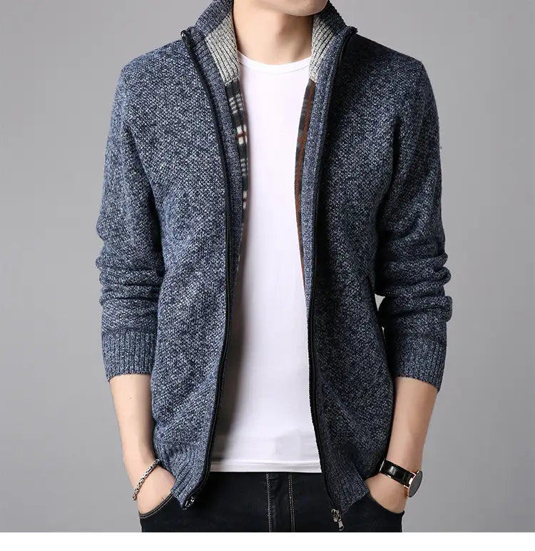 Herren-Zippstrickcardigan mit Stehkragen in marineblauem, strukturiertem Strick mit kontrastierendem Karomuster im Kragenfutter und geripptem Kragen.
