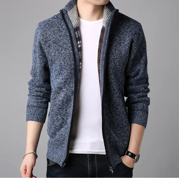 Herren-Zippstrickcardigan mit Stehkragen aus blau gemeliertem Strick mit kontrastierendem Karomuster im Kragenfutter und gerippten Bündchen.