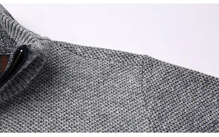 Herren-Zippstrickcardigan mit Stehkragen aus grauem Strick mit strukturierter Oberfläche, geripptem Kragen und Reißverschluss-Detail