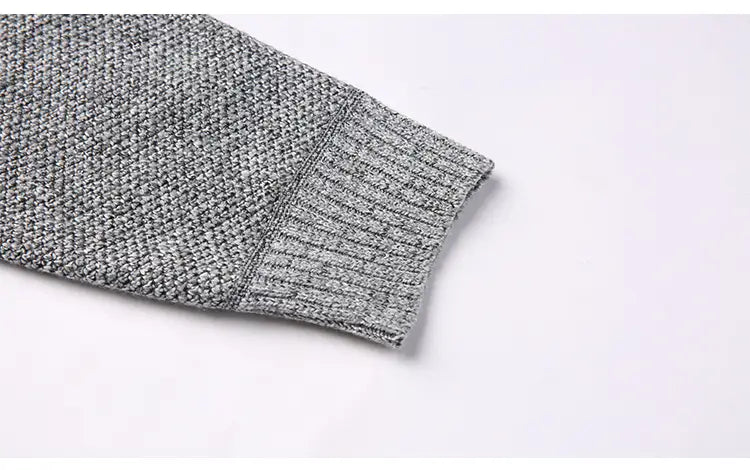Grauer melierter Strick-Bündchenbereich mit gerippter Struktur an einem Herren-Zippstrickcardigan mit Stehkragen.