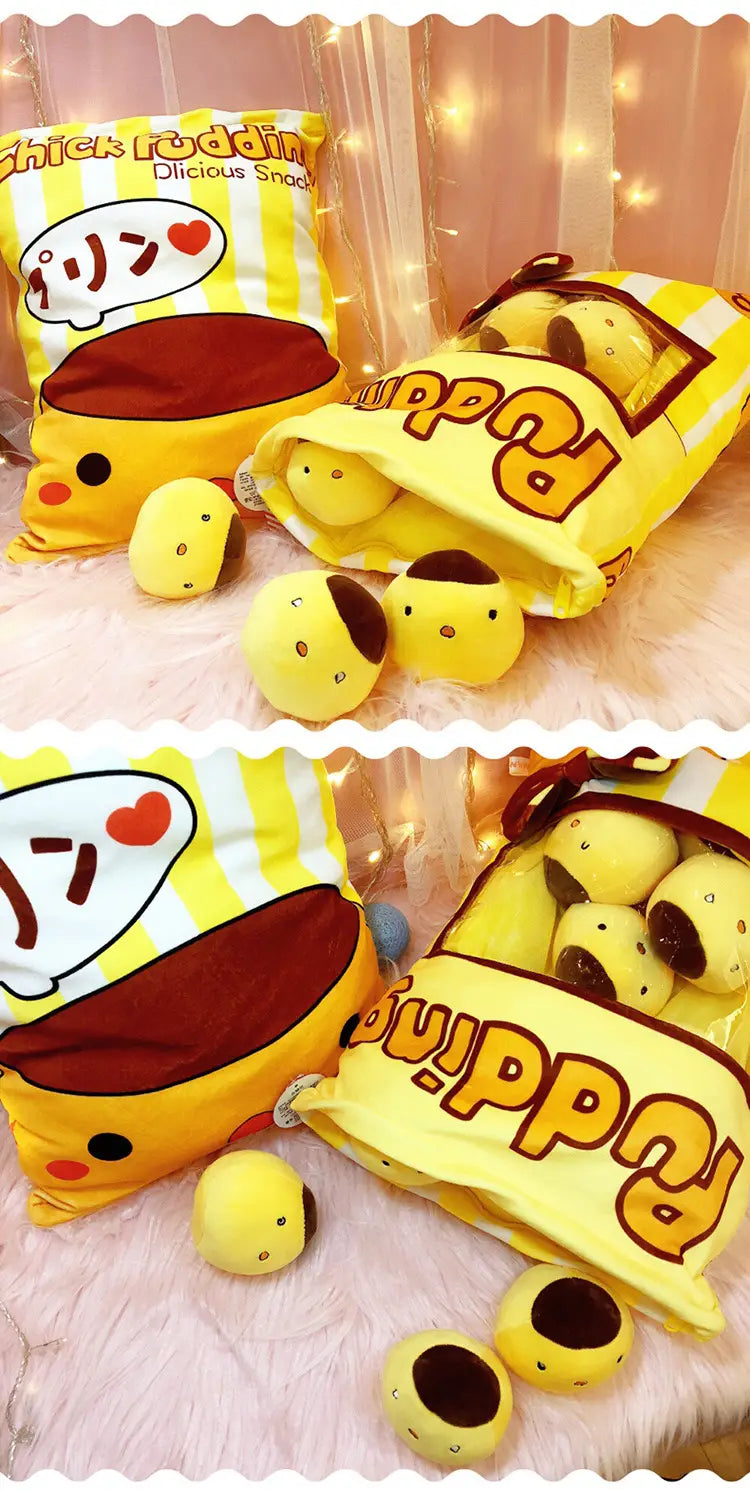 coussin sac à friandises en peluche, avec huit petits sacs à pudding jaunes en peluche, des cœurs de chocolat bruns et des visages de style dessin animé, conçus pour ressembler à une friandise japonaise populaire.