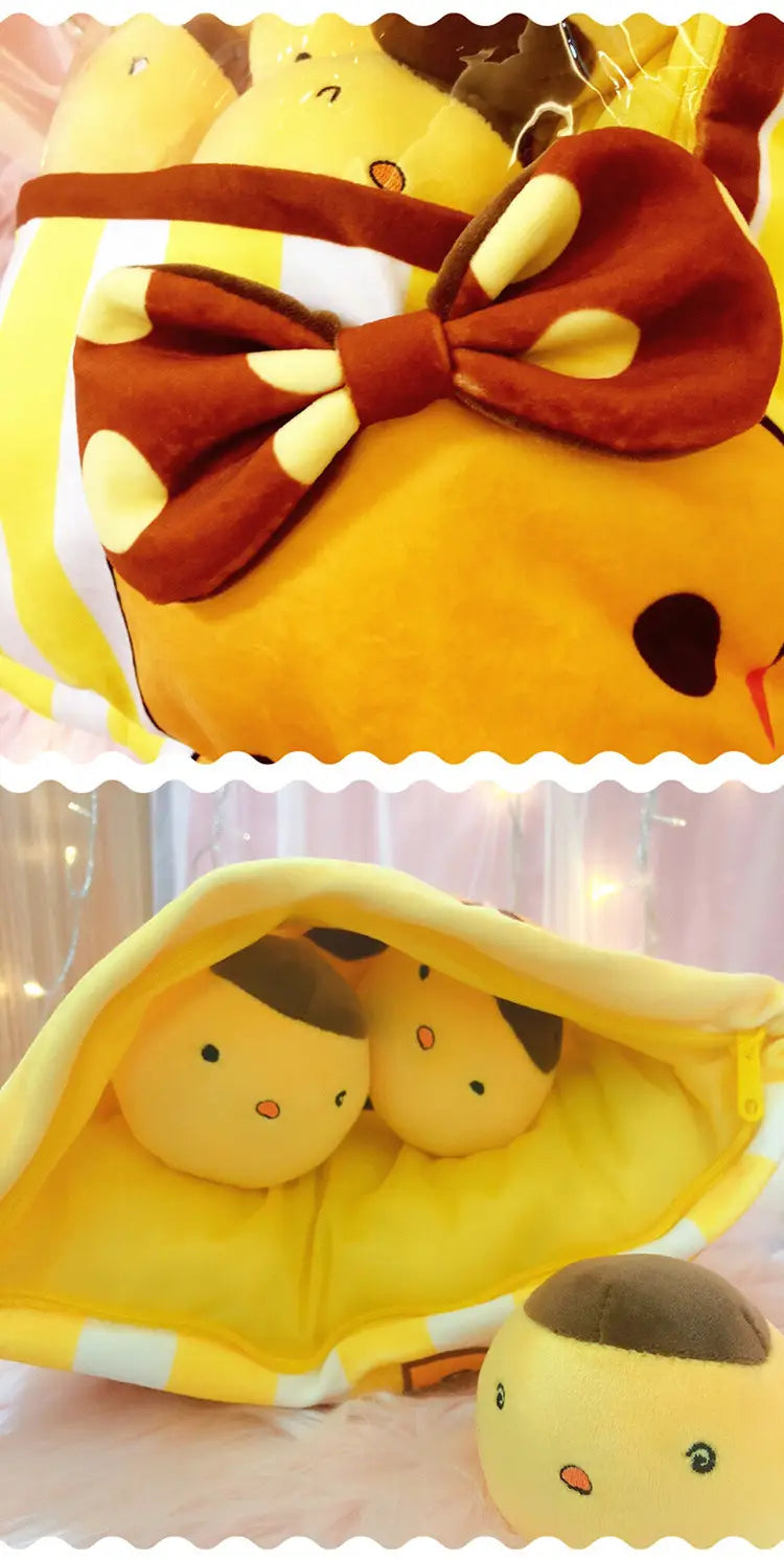 girafe en peluche jaune avec un nœud brun à pois sur la tête, faisant partie d’un ensemble de coussins sacs à friandises en peluche avec 8 jouets en peluche