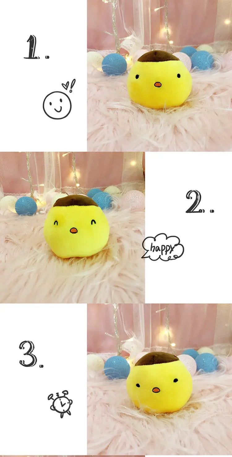 jouet en peluche jaune avec des cheveux bruns et des traits du visage simples, issu de l’ensemble de coussins sacs à friandises en peluche avec huit jouets en peluche, conçu pour être câliné et pour la décoration.