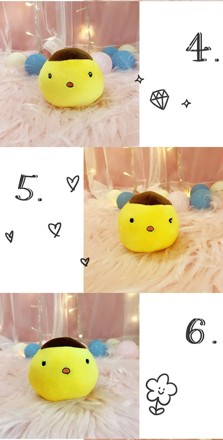 un coussin sac à friandises en peluche jaune doux, avec un dessus brun et des traits du visage noirs simples inclus dans un ensemble de 8 jouets en peluche.
