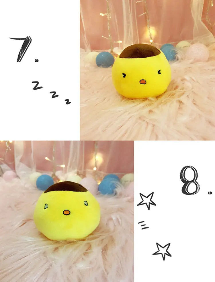 un coussin sac à friandises en peluche jaune, avec un dessus brun et des traits du visage simples, accompagné de huit jouets en peluche