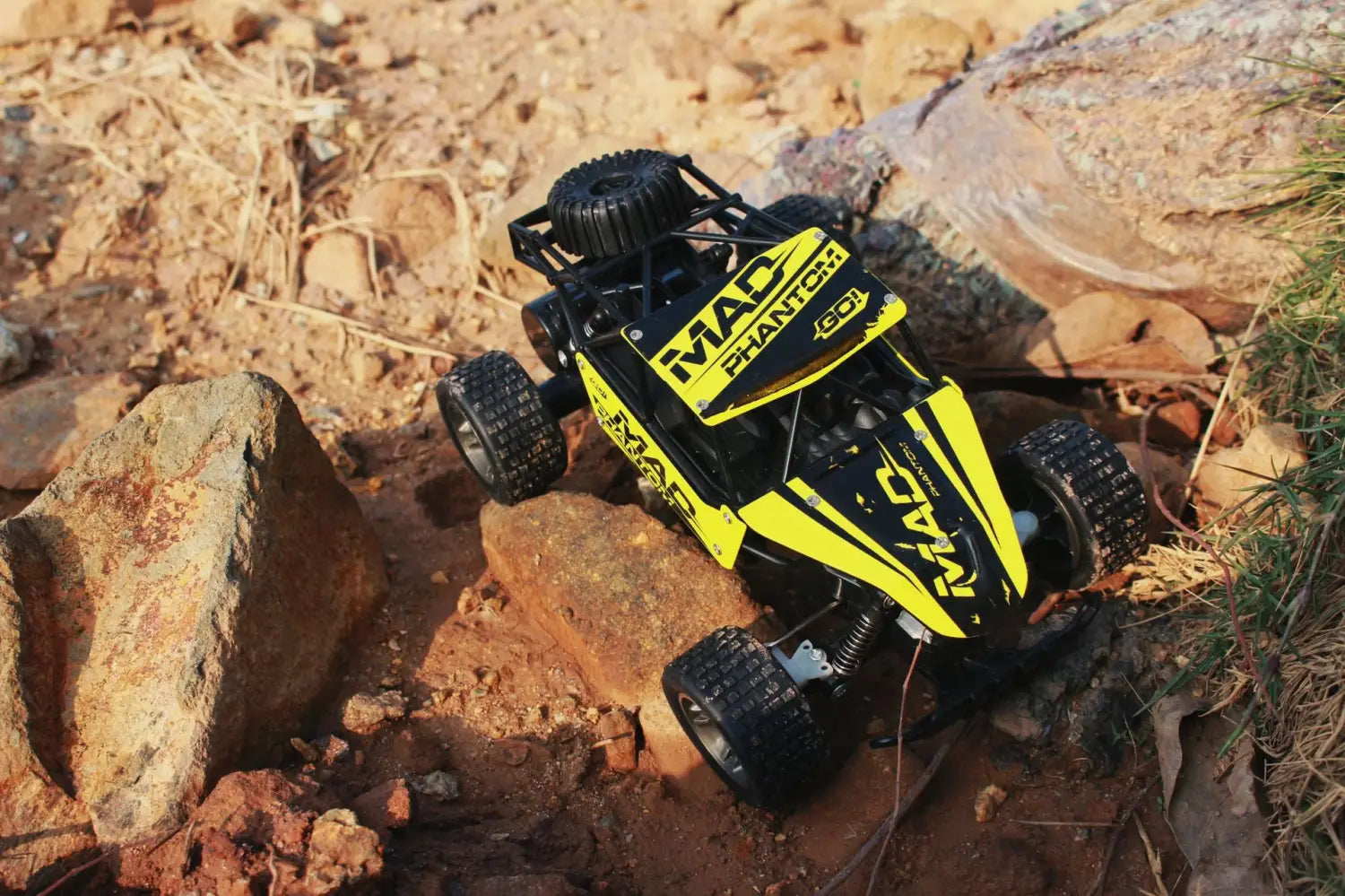 Black and yellow remote-controlled off-road buggy mad phantom with 2.4g drift car features for rugged terrain use