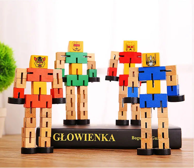 Cuatro coloridos juguetes de robot de madera con caras pintadas y placas base negras, figuras modulares tipo rompecabezas para niños.