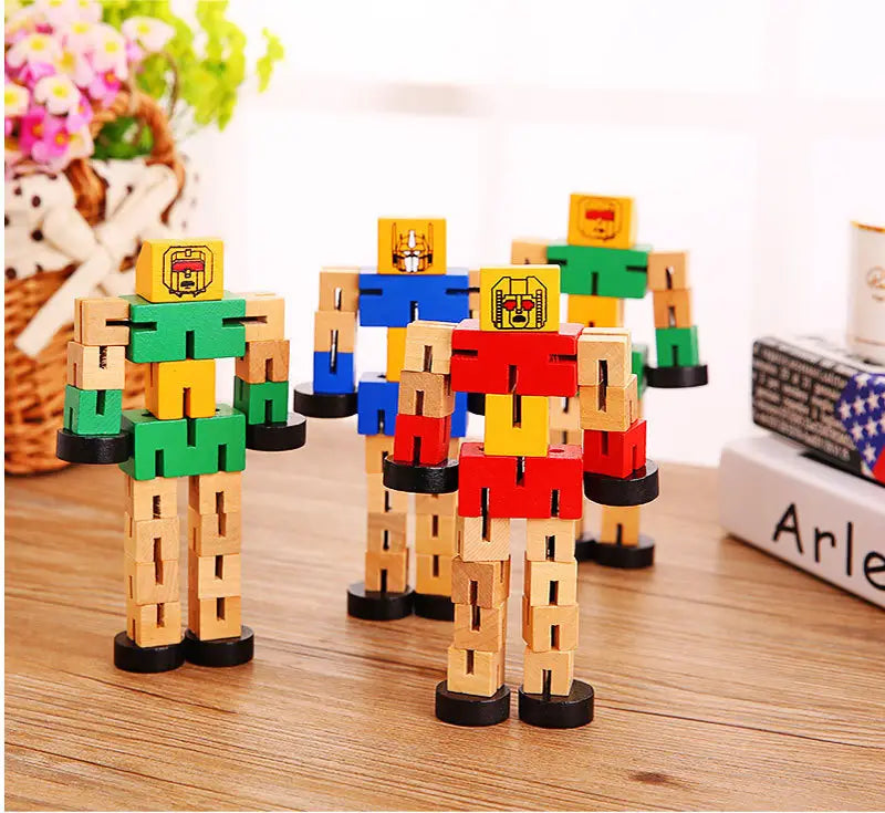 Juguetes de robot de madera coloridos con cabezas pintadas y pies negros, mostrados como figuras modulares tipo rompecabezas para niños.