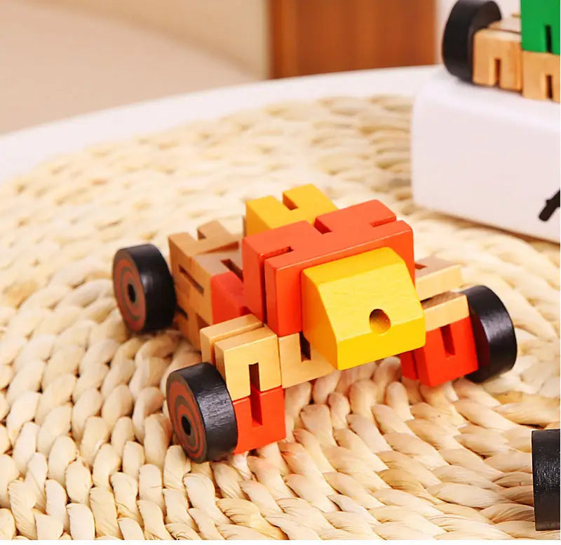 Un colorido coche de carrera de bloques de madera, con ruedas de goma negras, ensamblado a partir de piezas entrelazables rojas, naranjas y amarillas, que forma parte de las figuras modulares tipo rompecabezas de juguetes de robot de madera para niños.