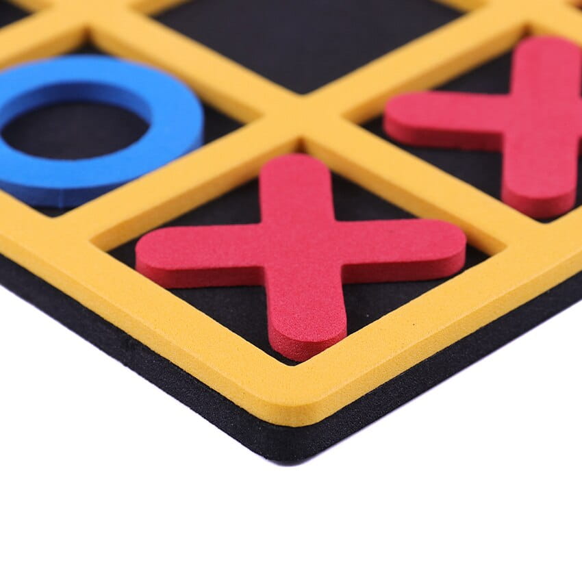 Jeu de morpion en bois pour enfants et adultes, présentant un plateau vif jaune et noir avec des pièces « x » rouges et « o » bleus.