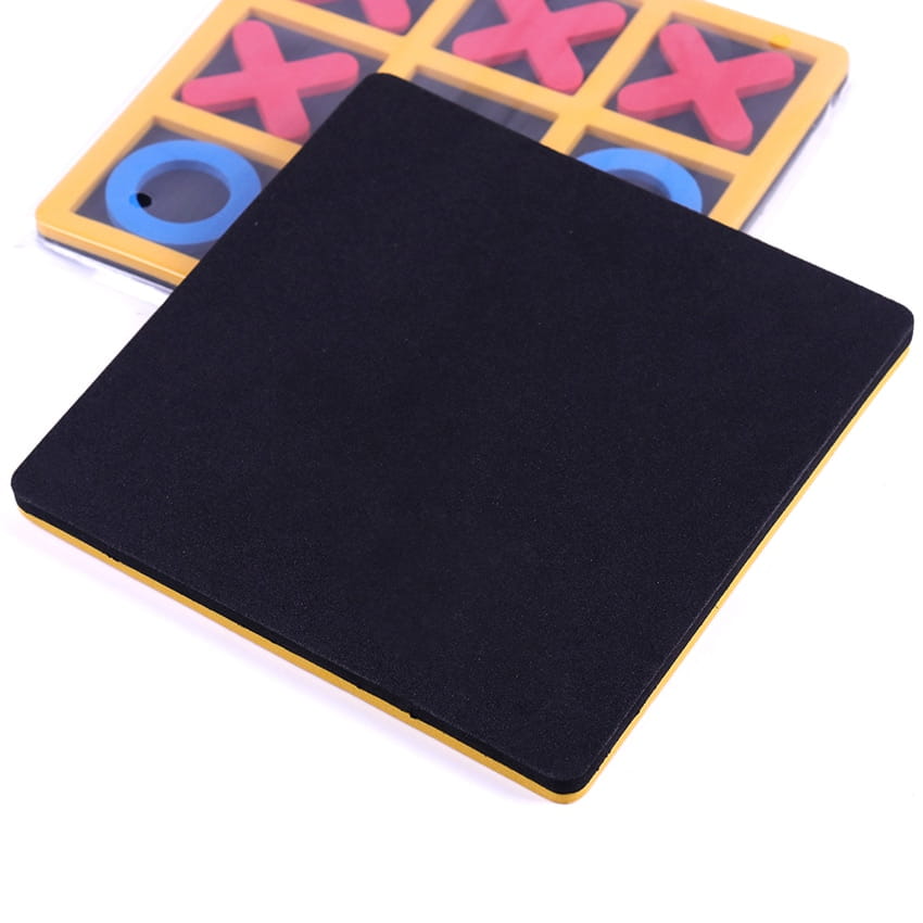 Jeu de morpion en mousse noire en bois, avec bordure jaune, conçu pour les enfants et les adultes.