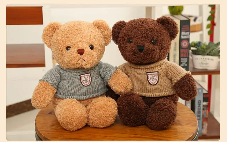 Dos peluches de oso de peluche de 55 cm, cada uno con un suéter de punto y un parche con forma de escudo en el pecho.