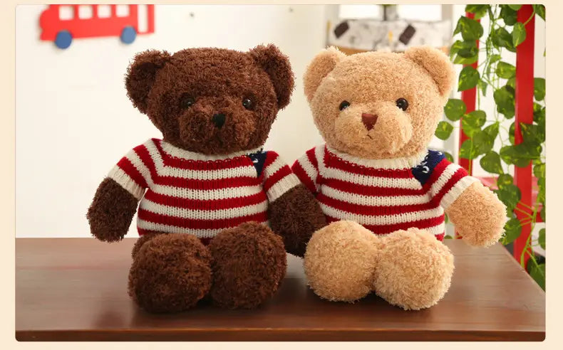 Dos peluches de oso de peluche de 55 cm en colores marrón y beige, con suéteres de punto a rayas rojas y blancas a juego y parches de estrellas azules en el pecho.