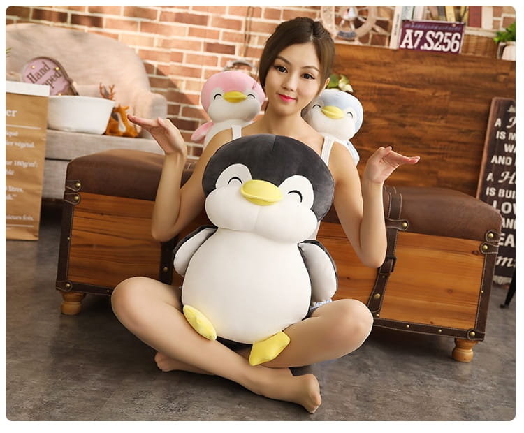 Schwarzer- und weißer Plüsch-Pinguin mit gelbem Schnabel und gelben Füßen, gefertigt aus weichem Plüschmaterial, entworfen als Kuscheltier für Kinder