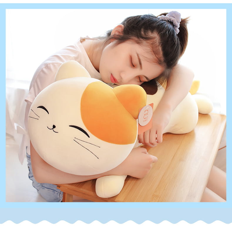 Cremefarbenes Plüschkatzenkissen mit orangefarbenen Akzenten an den Ohren und im Gesicht mit einem lächelnden Ausdruck aus der Kollektion „Calico Cat Plush Toy large smiling stuffed animal“.