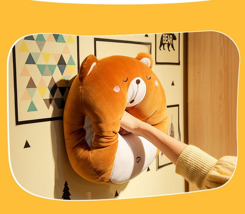 Ein plüschiges orangefarbenes Bärenform-Kopfkissen für den Hals mit weißem Bauch und bestickten Gesichtszügen aus dem Produkt „Cartoon Animal Pillow Blanket 2 in 1 Plush Cushion“.