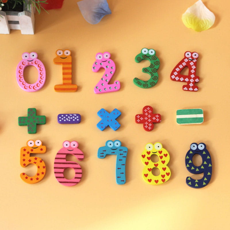 Aimants de réfrigérateur en bois magnétique de numéros colorés pour jouets pour enfants, avec des yeux de dessin animé et des symboles de mathématiques, avec des motifs.