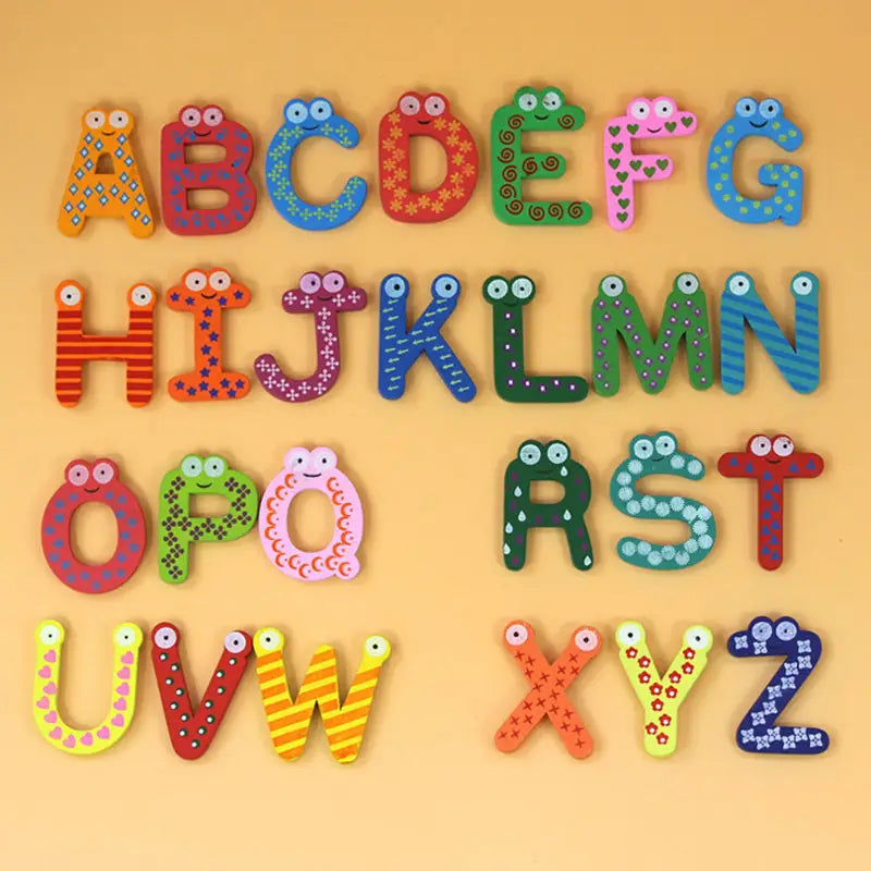 Aimants de réfrigérateur en bois magnétique de numéros colorés pour jouets pour enfants, avec des lettres de l’alphabet et des visages de dessin animé, ainsi que des motifs ludiques.