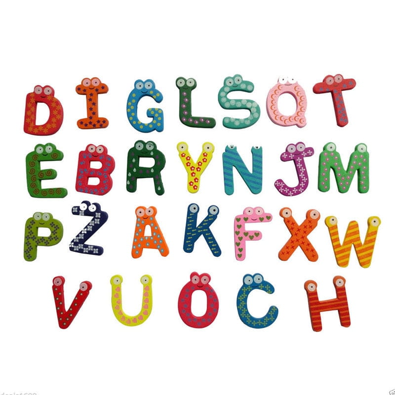 Aimants de réfrigérateur en bois magnétique de numéros pour jouets pour enfants, présentant des lettres de l’alphabet colorées au style cartoon, avec des yeux mobiles et des motifs, tels que des pois et des rayures.