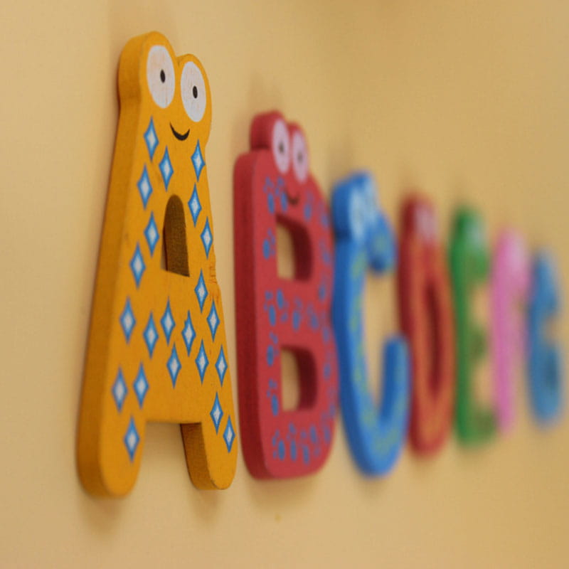 Lettre A jaune en bois magnétique avec des motifs de losanges bleus et des yeux mobiles, pour jouets pour enfants, aimants de réfrigérateur.