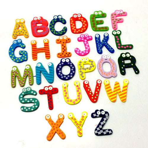 Aimants d’alphabet au style cartoon colorés avec des yeux mobiles et des motifs à rayures ou à pois, comme aimants de réfrigérateur de numéros pour jouets pour enfants.