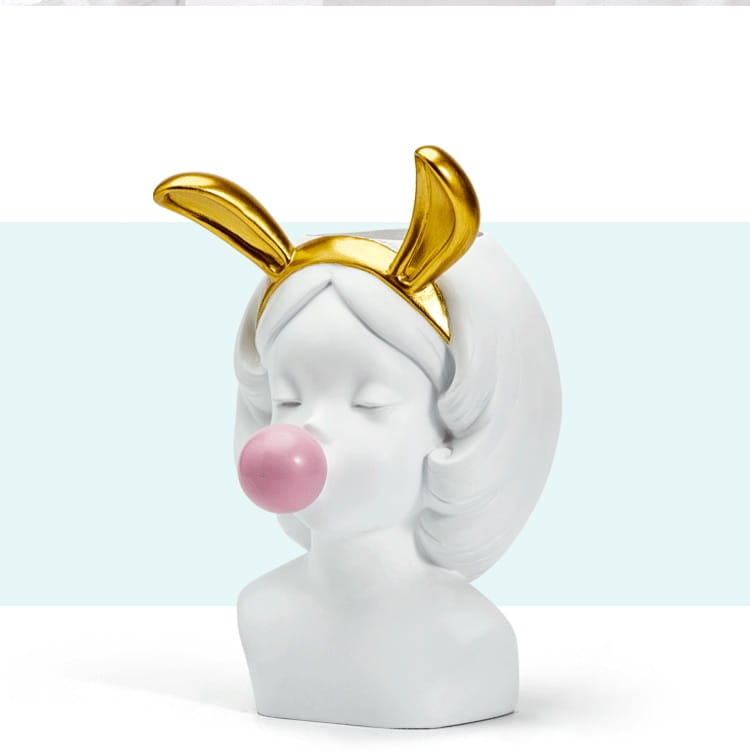 Weiße Keramikvase „Bubblegum Girl“ mit einem Mädchen-Porträt mit geschlossenen Augen, das pinken Kaugummi ausbläst, und mit glänzenden goldenen Hasenohren.