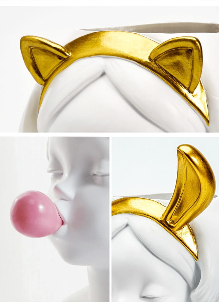 Goldfarbener Stirnband mit Katzenohren, der neben einer „Bubblegum Girl“-Keramikvase mit goldenen Akzenten ruht, aus Porzellan und Metall gefertigt.
