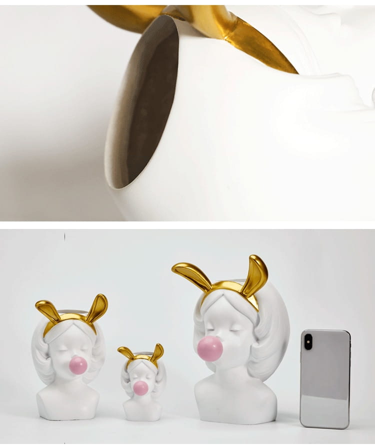 Weiße Keramikvase „Bubblegum Girl“ mit goldenen Hasenohren und Akzenten eines pinken Kaugummi-Bläschen.